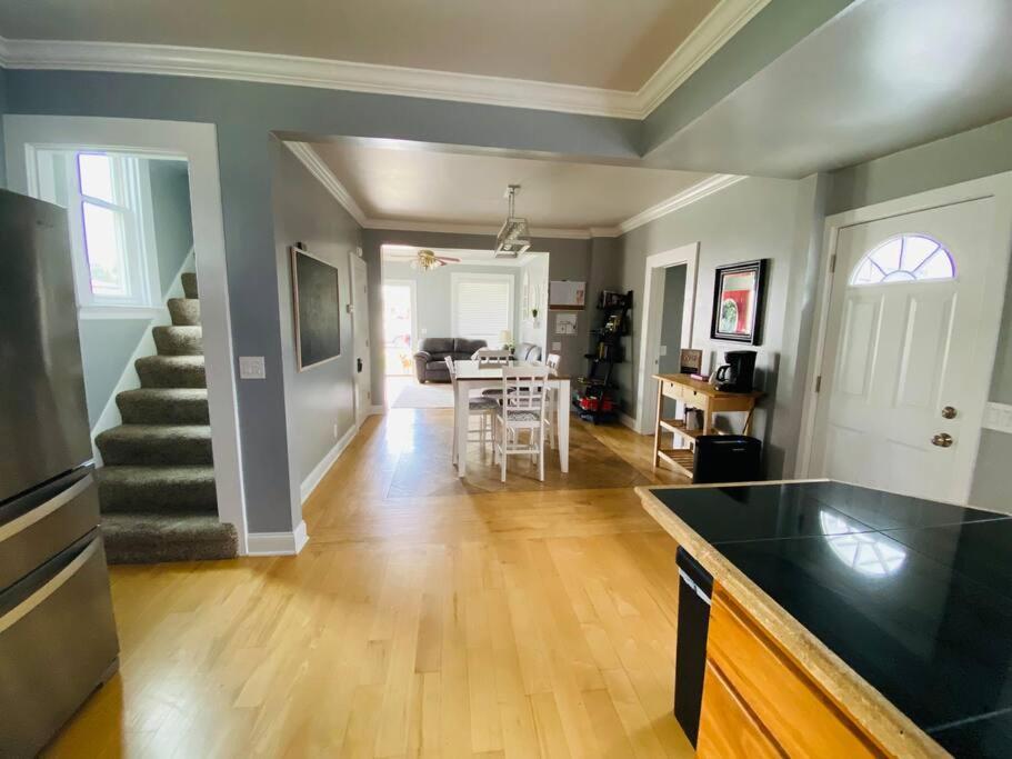 Holiday home 3bed 2bath Nestled In Cozy Grandview Neighborhood *