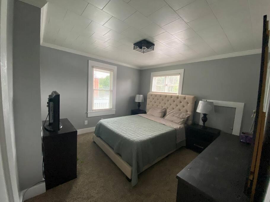 Holiday home 3bed 2bath Nestled In Cozy Grandview Neighborhood *